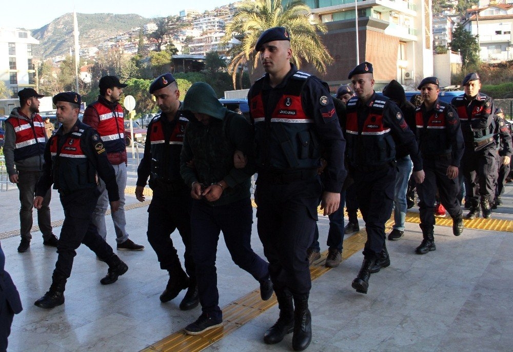 Antalya'da Örgüt Kurma Amaçlı 17 Şüpheli Adliyede 2