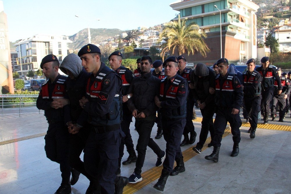 Antalya'da Örgüt Kurma Amaçlı 17 Şüpheli Adliyede 6