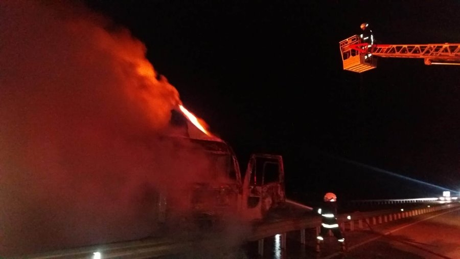 Mut-Karaman Karayolunda Yanan TIR Demir Yığınına Döndü 2