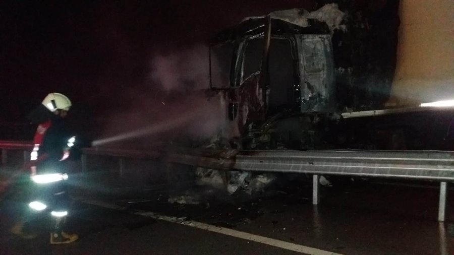 Mut-Karaman Karayolunda Yanan TIR Demir Yığınına Döndü 3