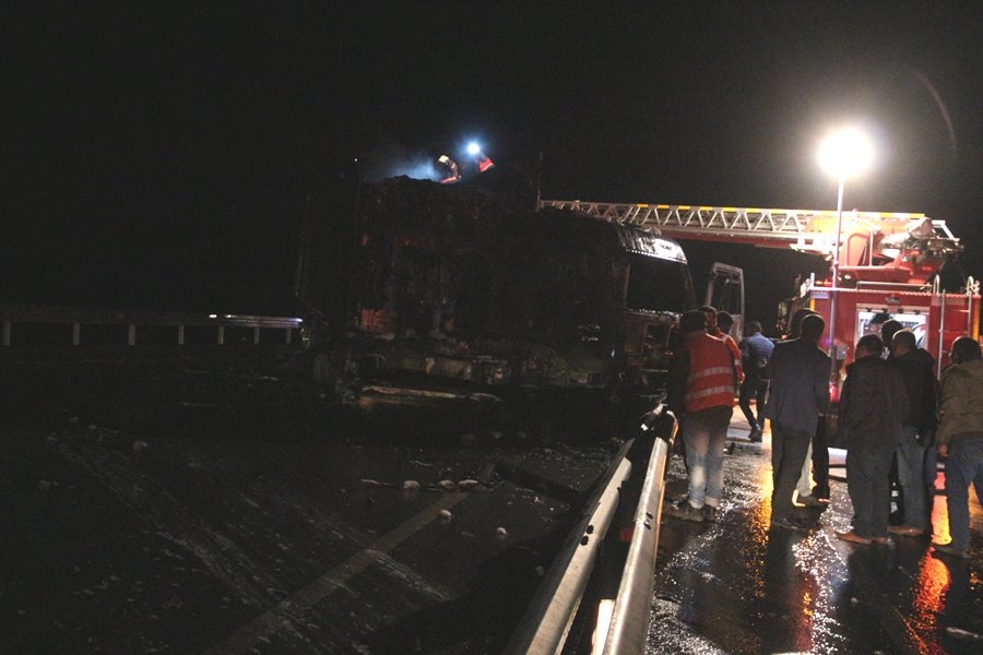 Mut-Karaman Karayolunda Yanan TIR Demir Yığınına Döndü 4