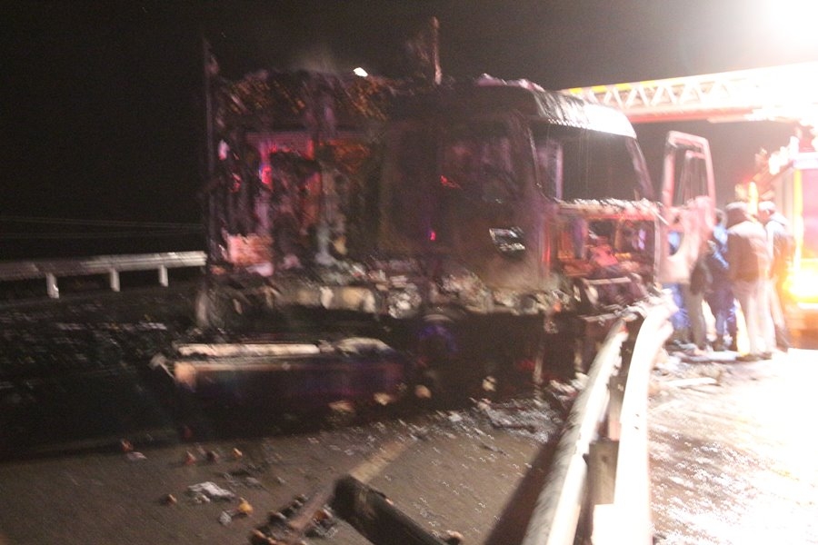 Mut-Karaman Karayolunda Yanan TIR Demir Yığınına Döndü 5