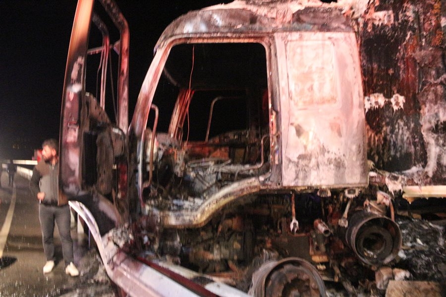 Mut-Karaman Karayolunda Yanan TIR Demir Yığınına Döndü 6