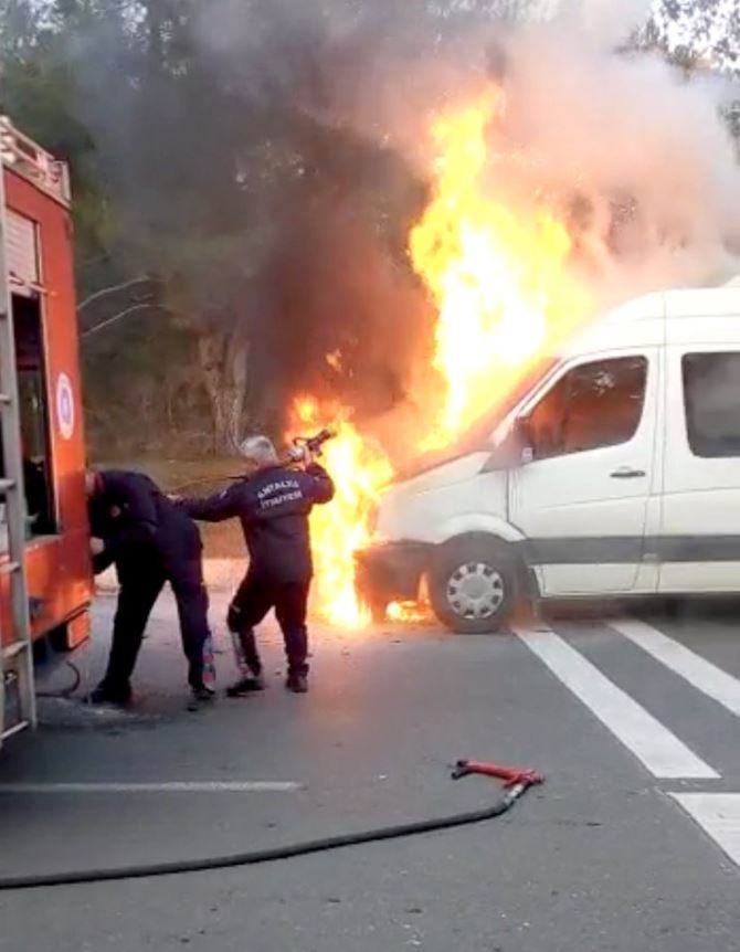 Antalya'da Seyir Halindeki Minibüs Alev Alev Yandı 3