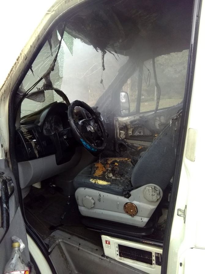 Antalya'da Seyir Halindeki Minibüs Alev Alev Yandı 4