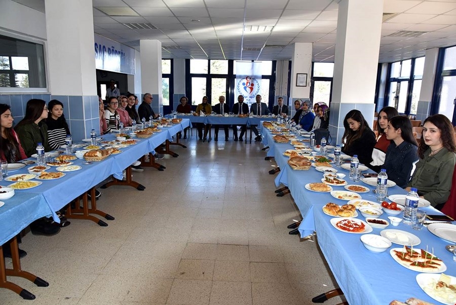 Karaman Valisi Fahri Meral ve Eşi Zehra Meral Öğrencilerle Bir Araya Gel 1