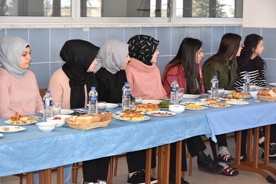 Karaman Valisi Fahri Meral ve Eşi Zehra Meral Öğrencilerle Bir Araya Gel 2