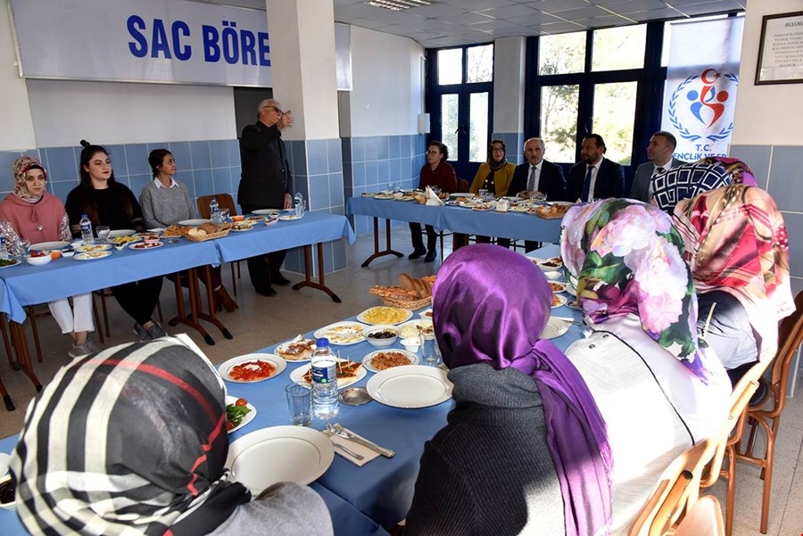 Karaman Valisi Fahri Meral ve Eşi Zehra Meral Öğrencilerle Bir Araya Gel 3