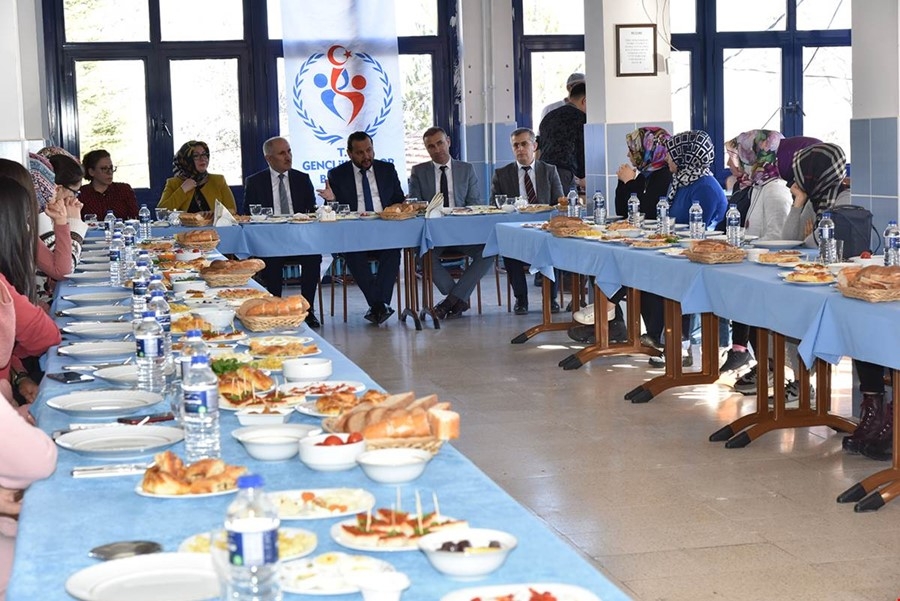 Karaman Valisi Fahri Meral ve Eşi Zehra Meral Öğrencilerle Bir Araya Gel 6