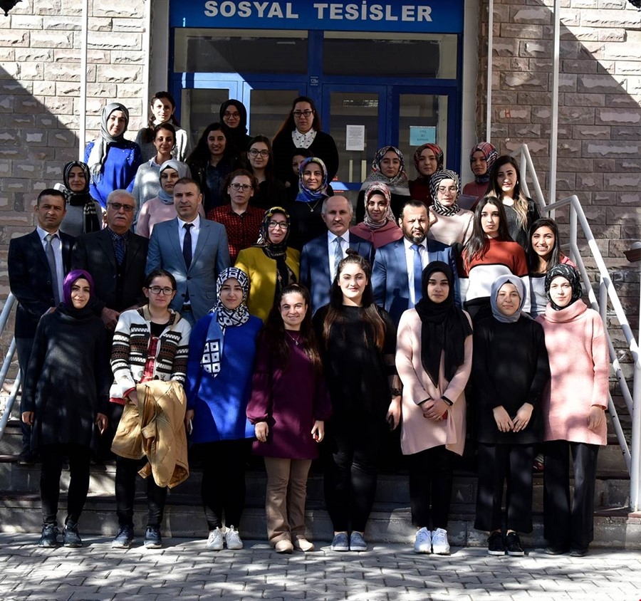 Karaman Valisi Fahri Meral ve Eşi Zehra Meral Öğrencilerle Bir Araya Gel 8