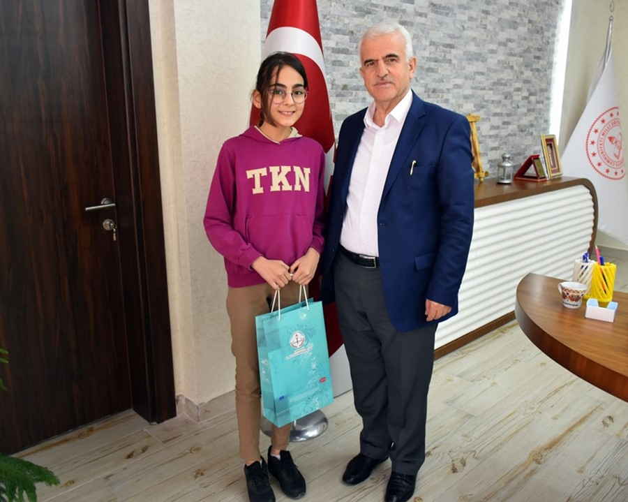 Başarılı Öğrenciden Karaman İl Milli Eğitim Müdürü Mevlüt Kuntoğlu'na Zi 2
