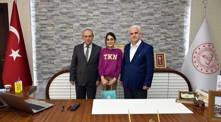 Başarılı Öğrenciden Karaman İl Milli Eğitim Müdürü Mevlüt Kuntoğlu'na Zi 3