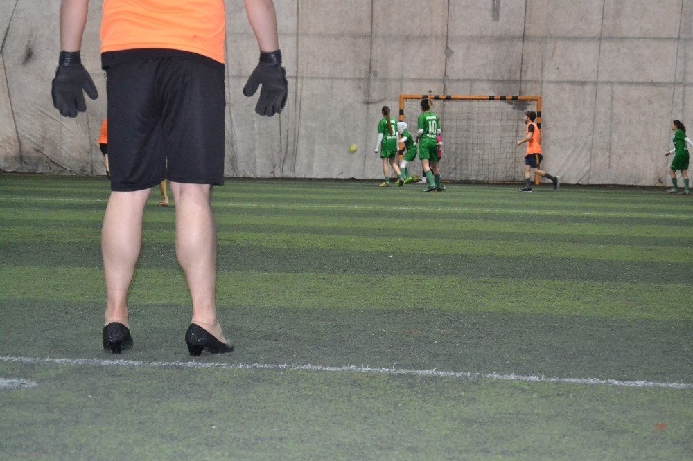 Konya'da Topuklu Ayakkabı Ve Babet Giyen Erkekler Kadın Futbolcularla Ma 1