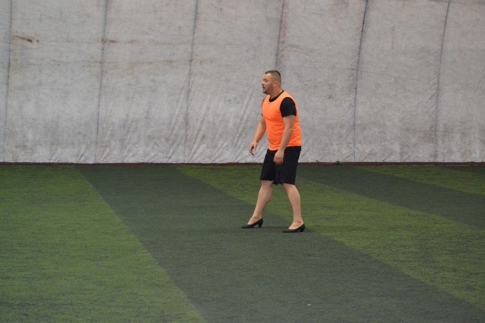 Konya'da Topuklu Ayakkabı Ve Babet Giyen Erkekler Kadın Futbolcularla Ma 12