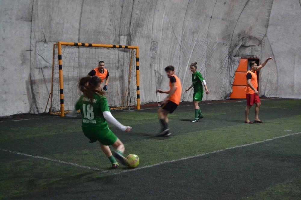 Konya'da Topuklu Ayakkabı Ve Babet Giyen Erkekler Kadın Futbolcularla Ma 13