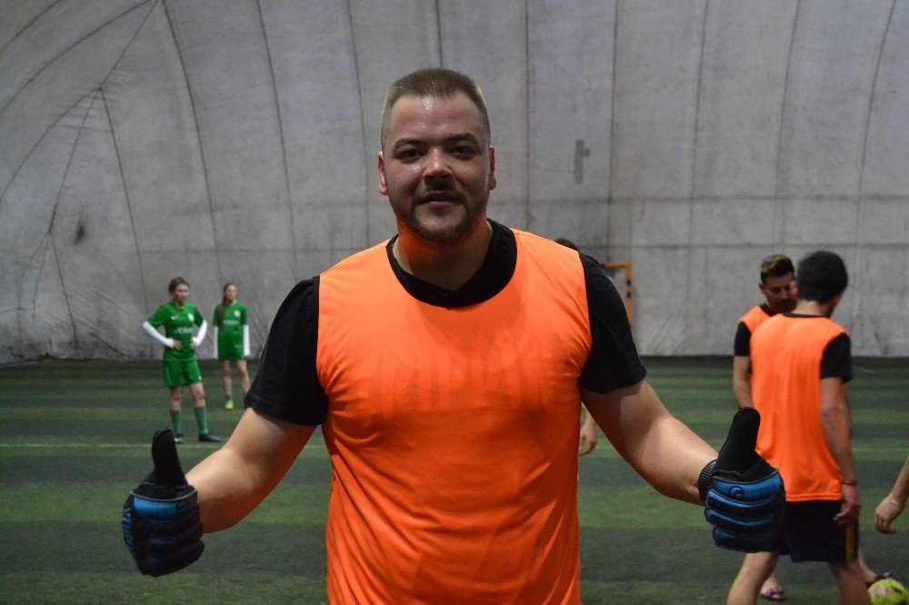 Konya'da Topuklu Ayakkabı Ve Babet Giyen Erkekler Kadın Futbolcularla Ma 14