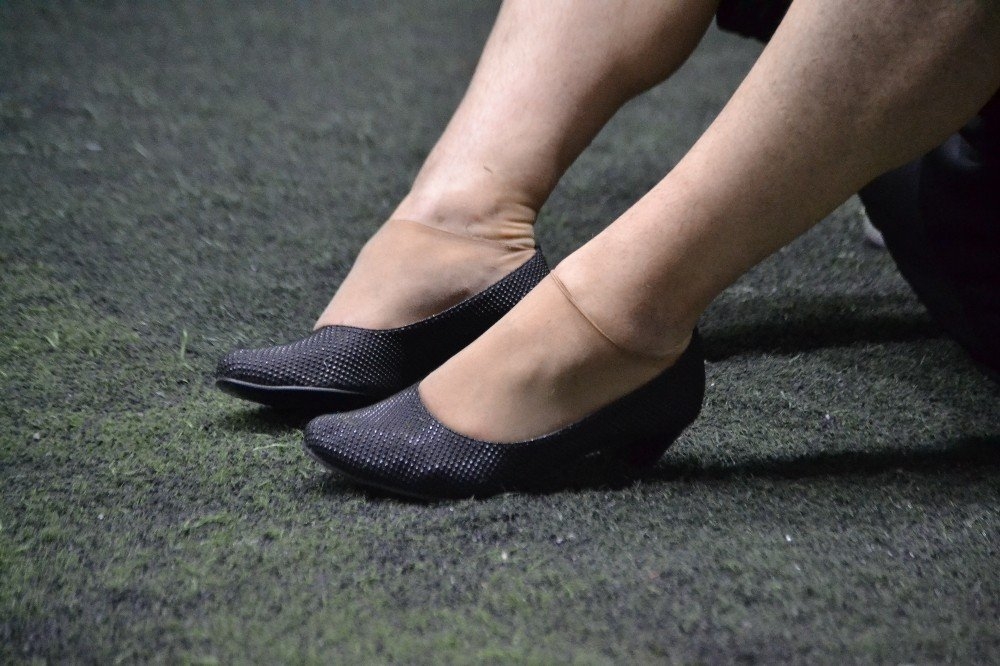 Konya'da Topuklu Ayakkabı Ve Babet Giyen Erkekler Kadın Futbolcularla Ma 15