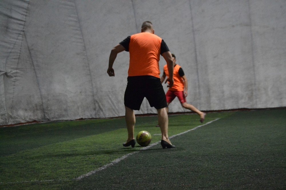 Konya'da Topuklu Ayakkabı Ve Babet Giyen Erkekler Kadın Futbolcularla Ma 16
