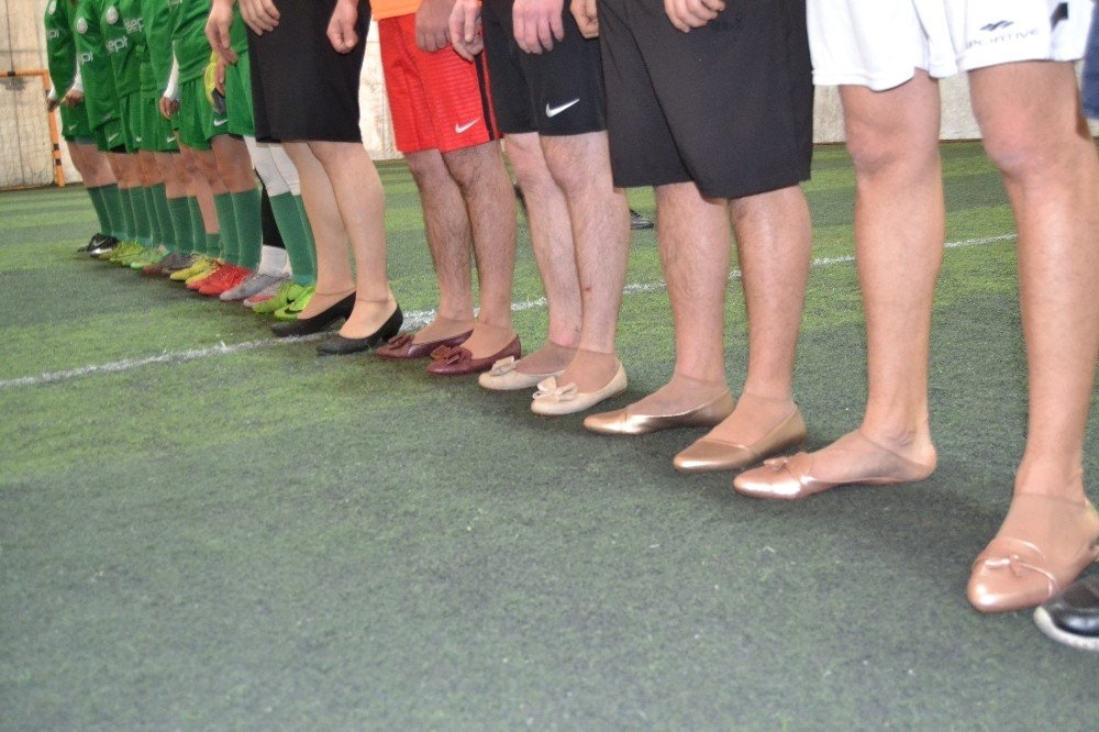 Konya'da Topuklu Ayakkabı Ve Babet Giyen Erkekler Kadın Futbolcularla Ma 2
