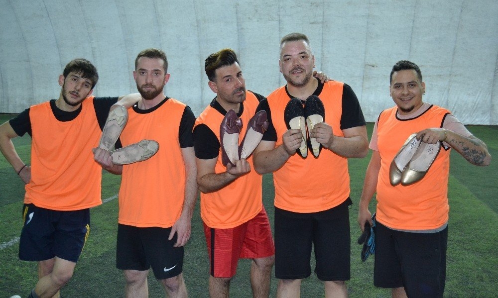 Konya'da Topuklu Ayakkabı Ve Babet Giyen Erkekler Kadın Futbolcularla Ma 3