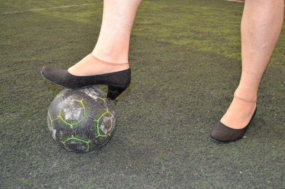 Konya'da Topuklu Ayakkabı Ve Babet Giyen Erkekler Kadın Futbolcularla Ma 4