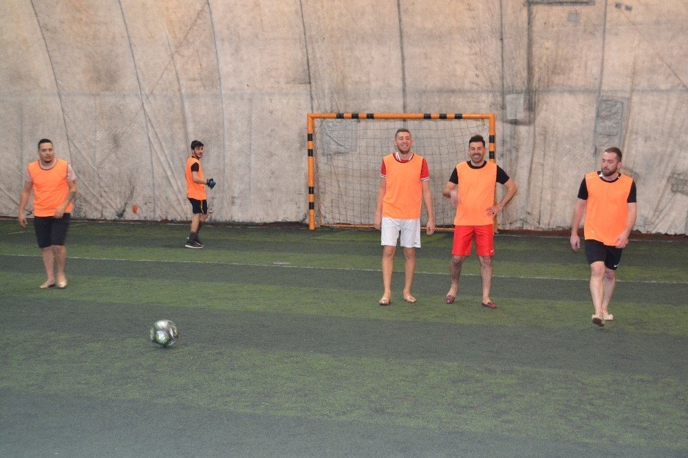 Konya'da Topuklu Ayakkabı Ve Babet Giyen Erkekler Kadın Futbolcularla Ma 5