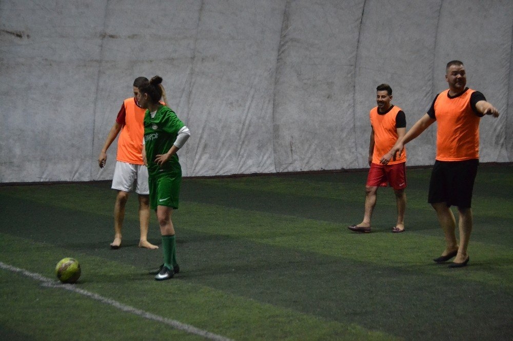 Konya'da Topuklu Ayakkabı Ve Babet Giyen Erkekler Kadın Futbolcularla Ma 9