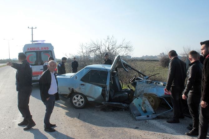 Antalya'da Otomobil Aydınlatma Direğine Çarptı: 2 Yaralı 1