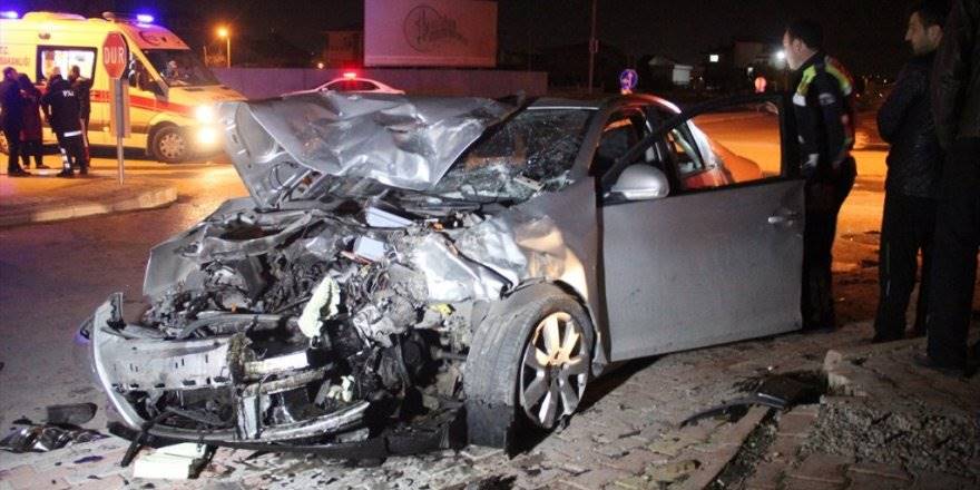 Konya'da Hafif Ticari Araç İle Otomobil Çarpıştı: 8 Yaralı