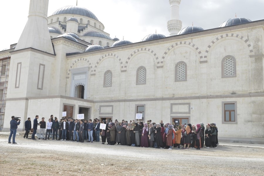 Karaman'da Öğrenciler Ezana Sahip Çıktı 1