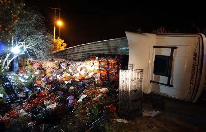Antalya'da Karayolu Domates Tarlasına Döndü 2