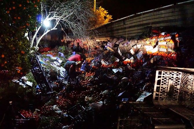 Antalya'da Karayolu Domates Tarlasına Döndü 3