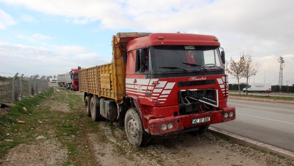 Konya’da İşçi Servisi İle Kamyon Çarpıştı: 10 Yaralı 2