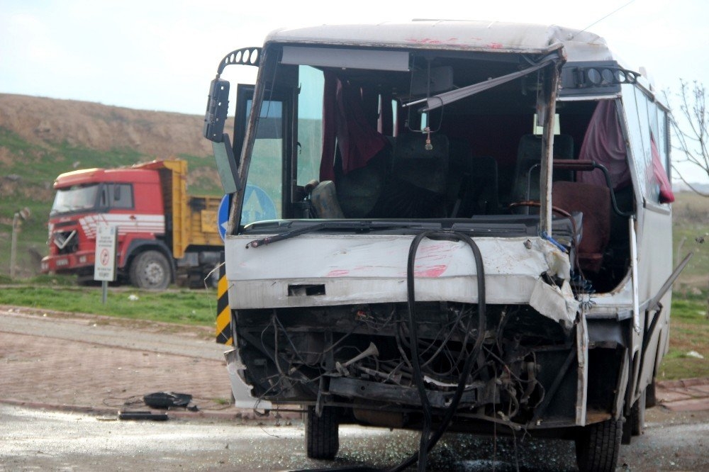 Konya’da İşçi Servisi İle Kamyon Çarpıştı: 10 Yaralı 5