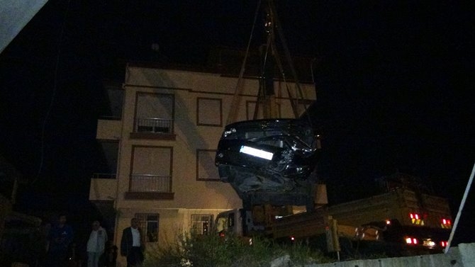 Antalya'da Polisin 'Dur' İhtarına Uymayan Sürücü Duvarda Asılı Kaldı 3