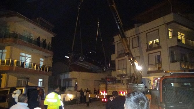 Antalya'da Polisin 'Dur' İhtarına Uymayan Sürücü Duvarda Asılı Kaldı 4