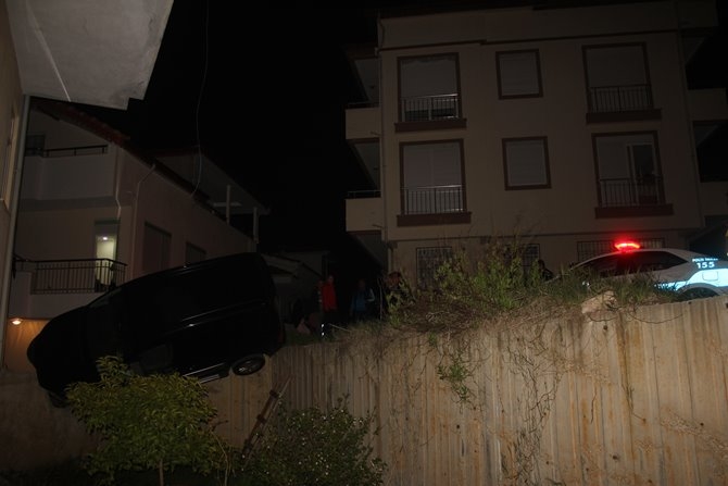 Antalya'da Polisin 'Dur' İhtarına Uymayan Sürücü Duvarda Asılı Kaldı 5