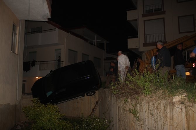 Antalya'da Polisin 'Dur' İhtarına Uymayan Sürücü Duvarda Asılı Kaldı 7
