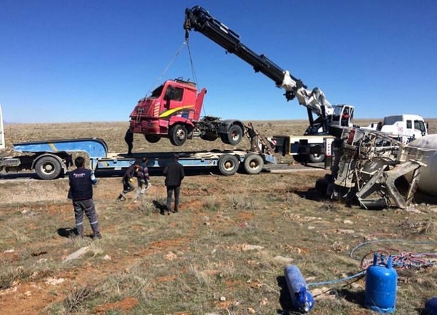 Karaman'da Beton Mikser Şarampole Devrildi 1