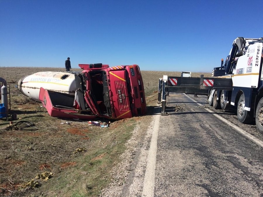 Karaman'da Beton Mikser Şarampole Devrildi 4