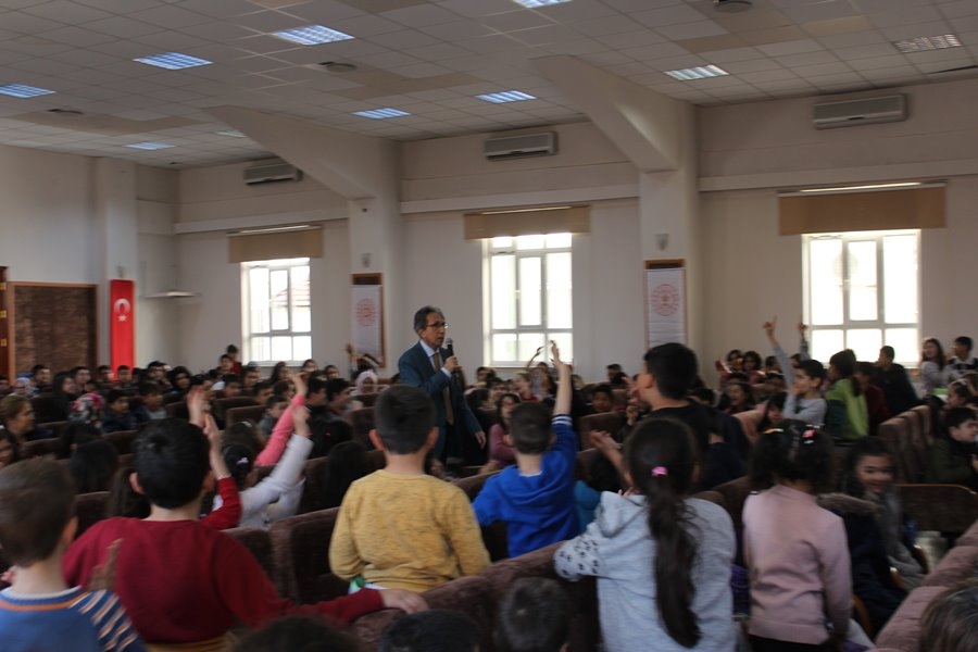 Yazar Tuncel Altınköprü Karaman'da Öğrencilerle Bir Araya Geldi 13