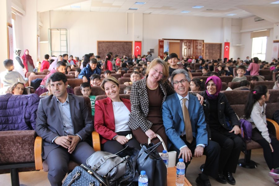 Yazar Tuncel Altınköprü Karaman'da Öğrencilerle Bir Araya Geldi 2