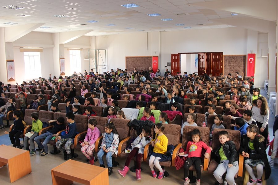 Yazar Tuncel Altınköprü Karaman'da Öğrencilerle Bir Araya Geldi 6