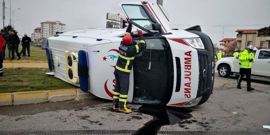 Aksaray'da Hasta Taşıyan Ambulansla Otomobil Çarpıştı