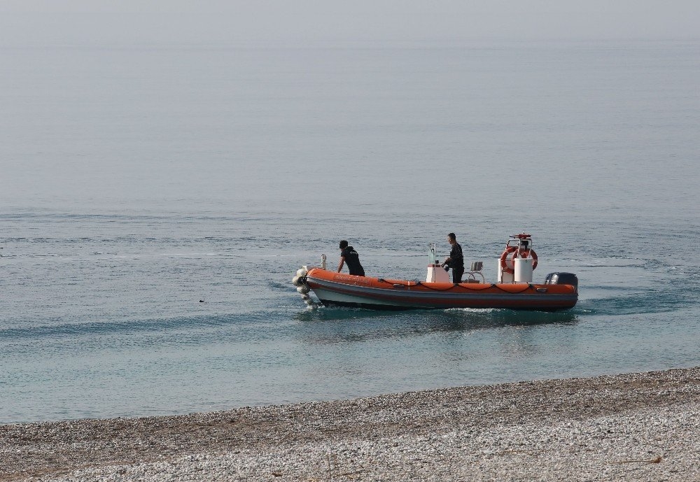 Antalya'da Kıyafetiyle Denize Giren Adam Polisi Alarma Geçirdi 1
