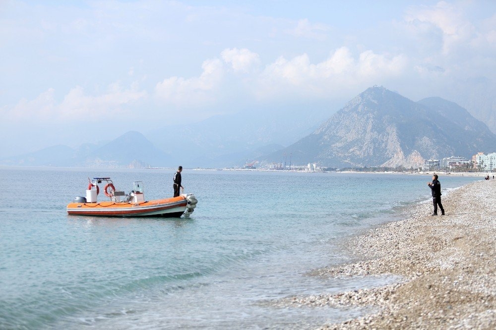 Antalya'da Kıyafetiyle Denize Giren Adam Polisi Alarma Geçirdi 2