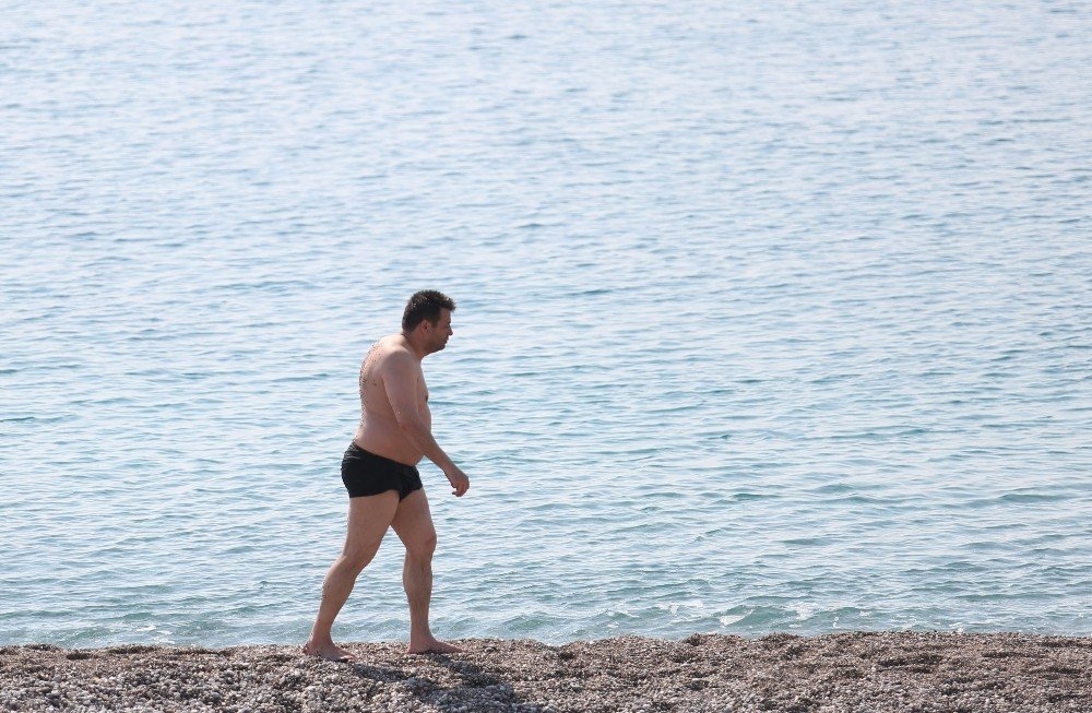 Antalya'da Kıyafetiyle Denize Giren Adam Polisi Alarma Geçirdi 3