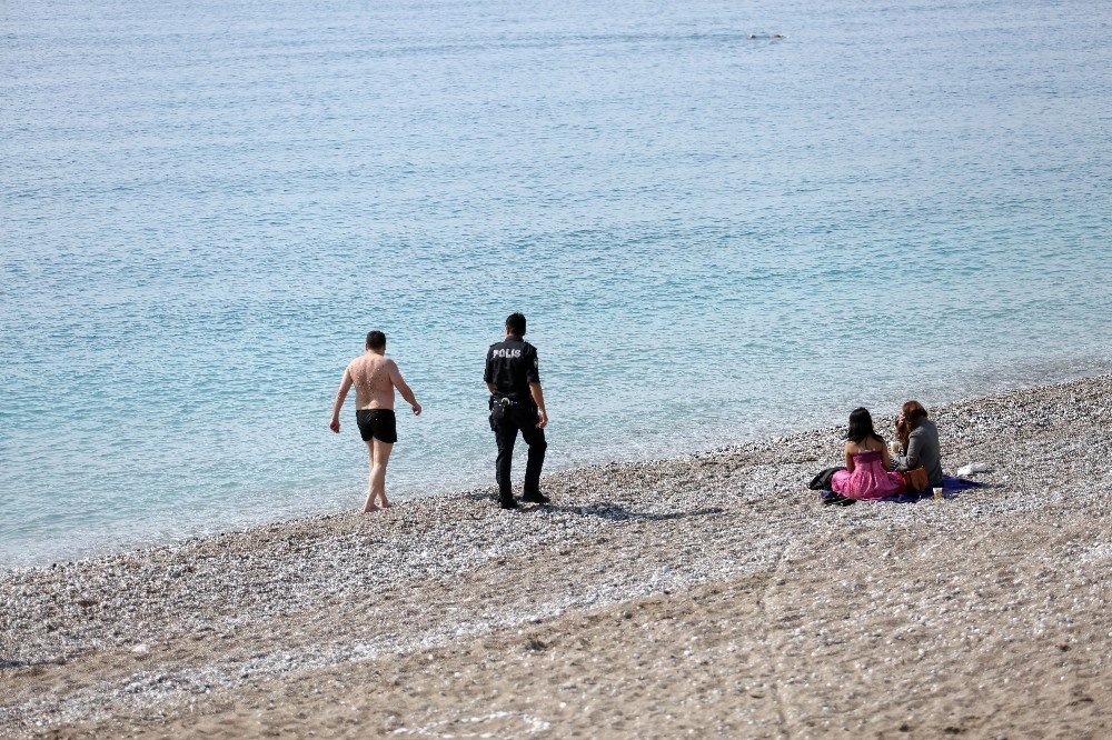 Antalya'da Kıyafetiyle Denize Giren Adam Polisi Alarma Geçirdi 4