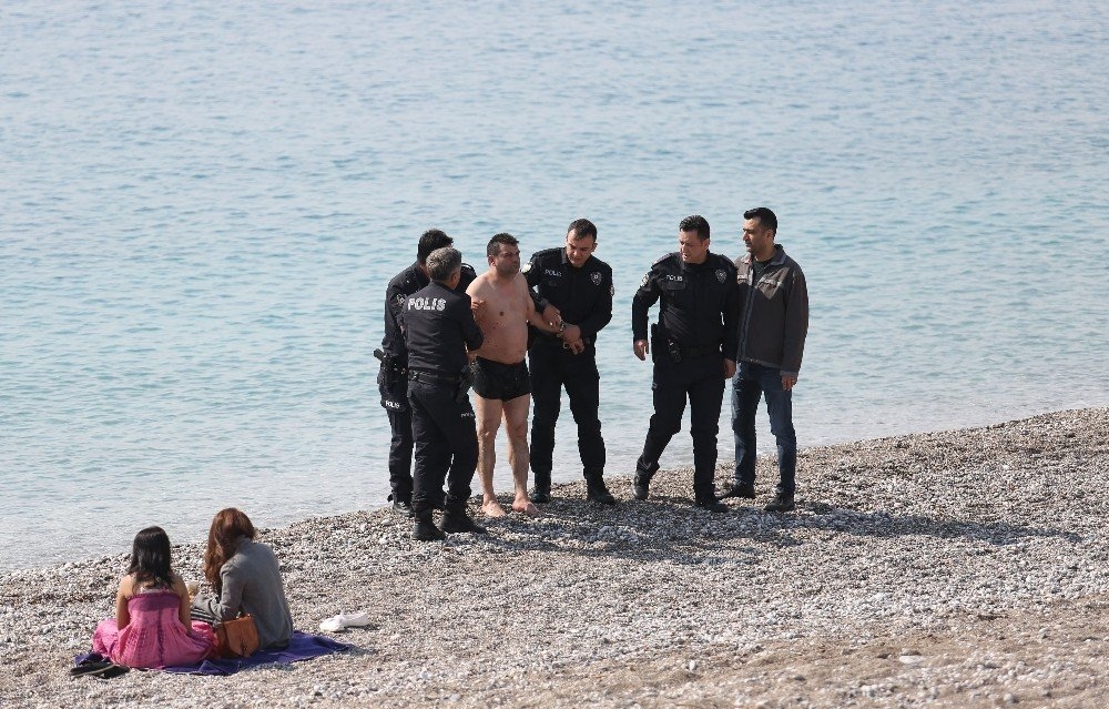 Antalya'da Kıyafetiyle Denize Giren Adam Polisi Alarma Geçirdi 5