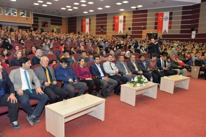 KMÜ'de Duyarlı Gençlik Konferansı 2